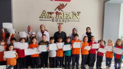 İlkokul öğrencileri, Kur’an-ı Kerim okuma sürecini başarıyla tamamlayarak düzenlenen törenle