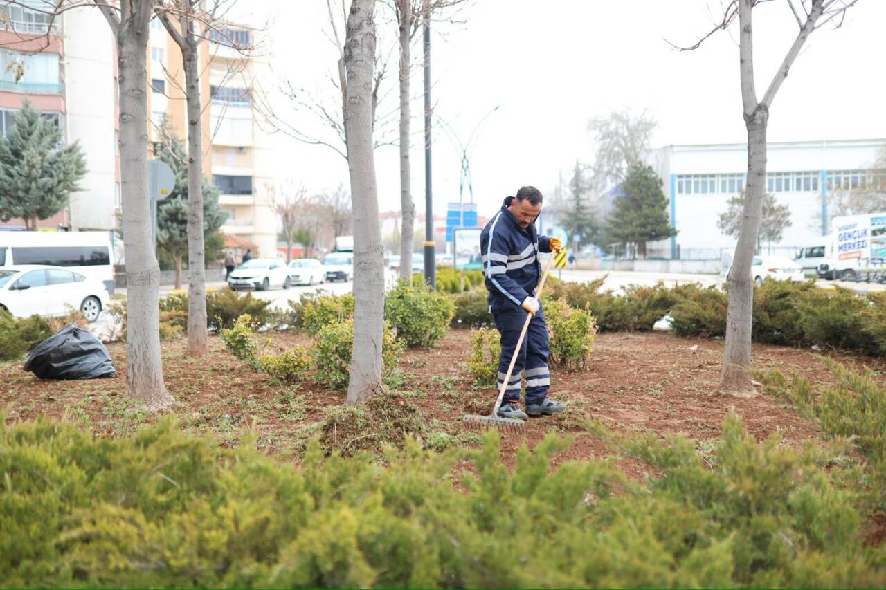 Aksaray Belediyesi, şehir genelinde sürdürdüğü çevre düzenleme çalışmalarına hız kesmeden