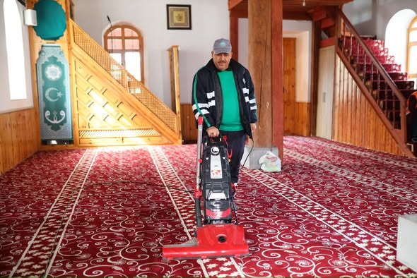 Aksaray Belediyesi, il genelindeki ibadethanelerde temizlik ve bakım çalışmalarını sürdürüyor.