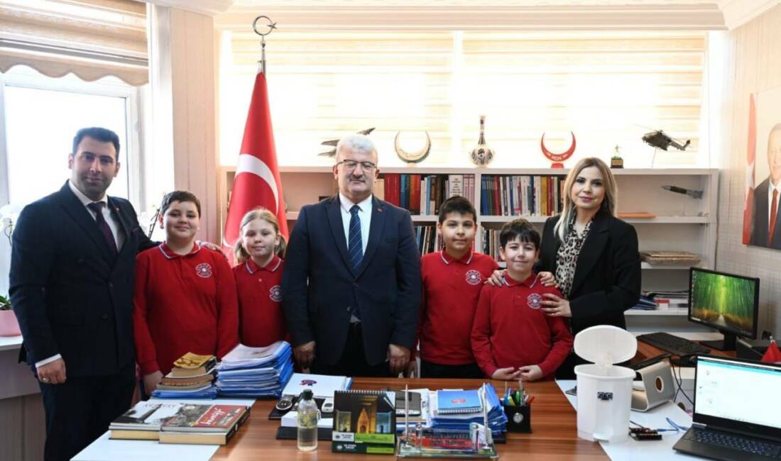 Safa Okulları öğrencileri, öğretmenleri Selda Altındal rehberliğinde geliştirdikleri “Akıllı Çöp