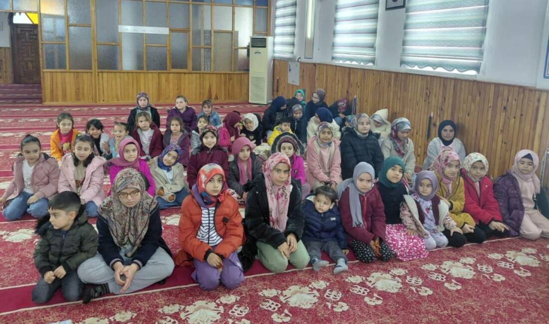 Ramazan boyunca camiye gelen çocuklara arife günü hediyeler verildi, miniklerin