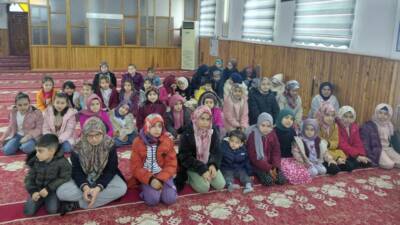 Ramazan boyunca camiye gelen çocuklara arife günü hediyeler verildi, miniklerin