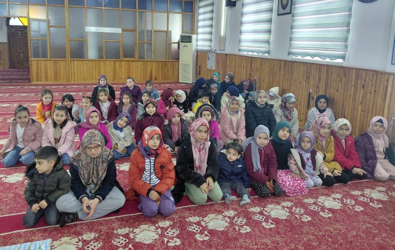 Ramazan boyunca camiye gelen çocuklara arife günü hediyeler verildi, miniklerin