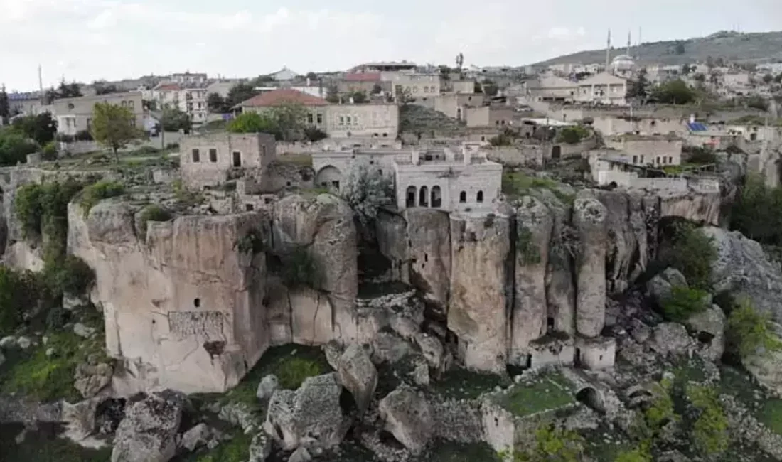 Aksaray’ın Güzelyurt ilçesinde bulunan Gelveri evleri, taş işçiliği ve tarihi