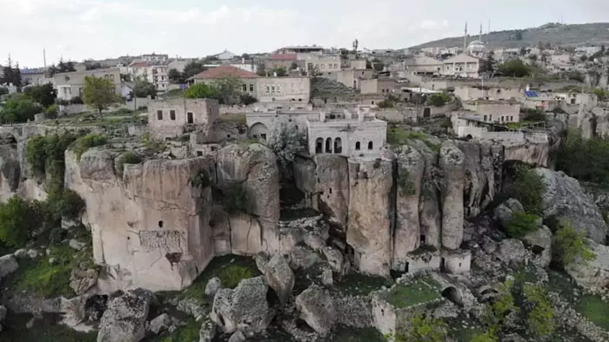 Aksaray’ın Güzelyurt ilçesinde bulunan Gelveri evleri, taş işçiliği ve tarihi