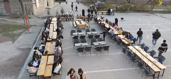 Aksaray’da Şehit Fatih Gökkaya Ortaokulu tarafından düzenlenen iftar programında okul