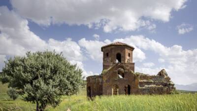 Aksaray’ın tarihi yapılarından biri olan Kızıl Kilise, eşsiz taş işçiliği
