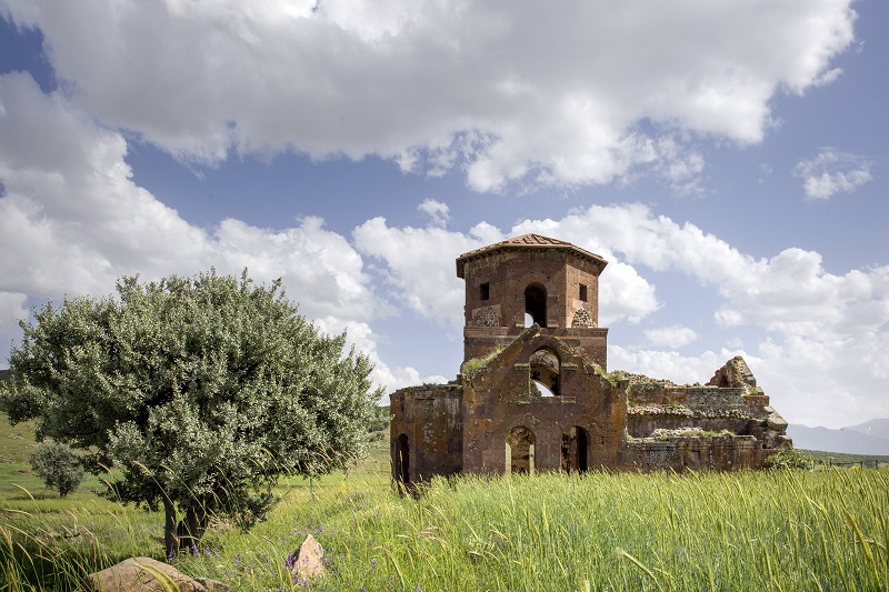 Aksaray’ın tarihi yapılarından biri olan Kızıl Kilise, eşsiz taş işçiliği