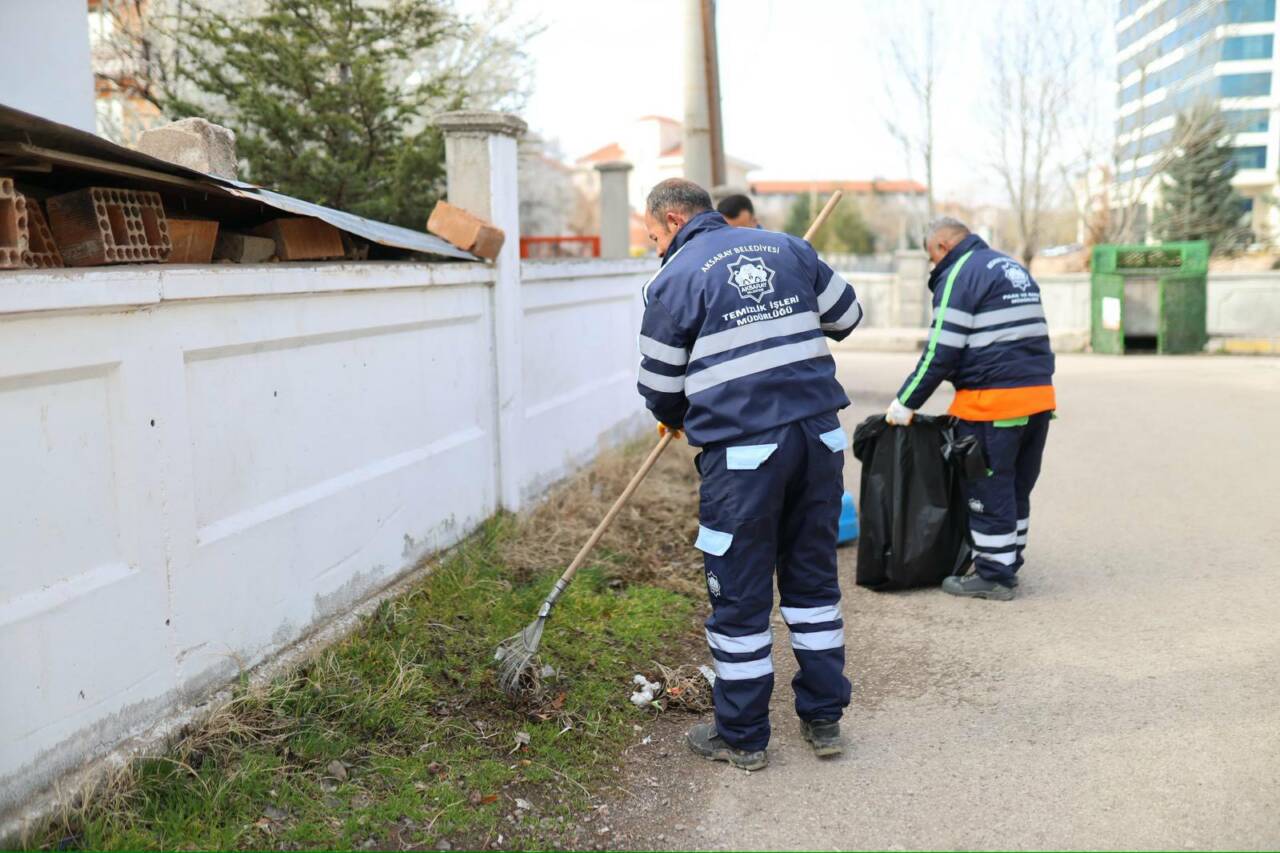 Aksaray Belediyesi, şehrin dört bir yanında yürüttüğü temizlik çalışmaları kapsamında