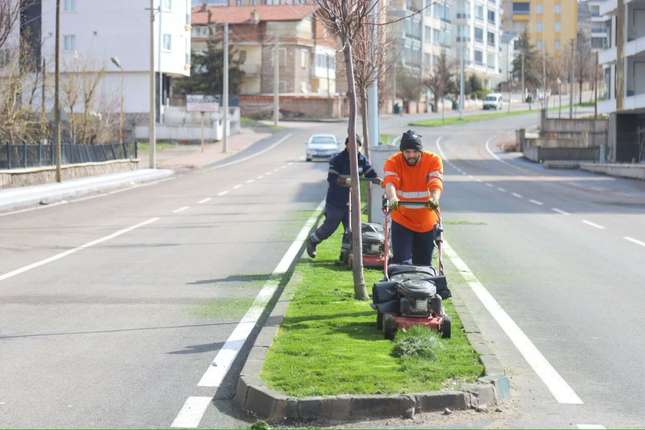 Aksaray Belediyesi, şehir genelinde başlattığı yeşil alan ve temizlik seferberliğini
