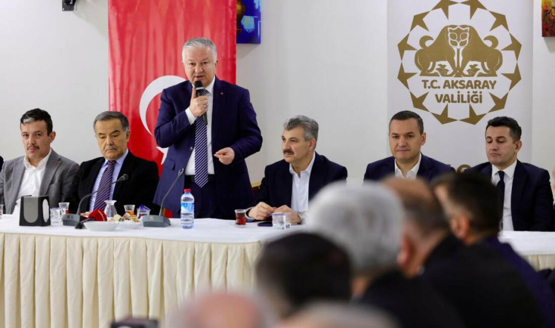Aksaray Valiliği’nin Öğretmenevi’nde düzenlediği bayramlaşma programında protokol ve vatandaşlar bir