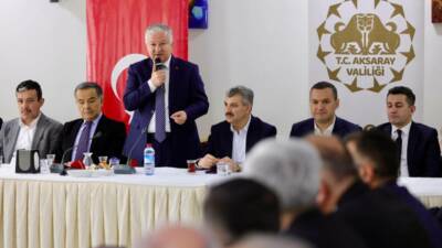 Aksaray Valiliği’nin Öğretmenevi’nde düzenlediği bayramlaşma programında protokol ve vatandaşlar bir