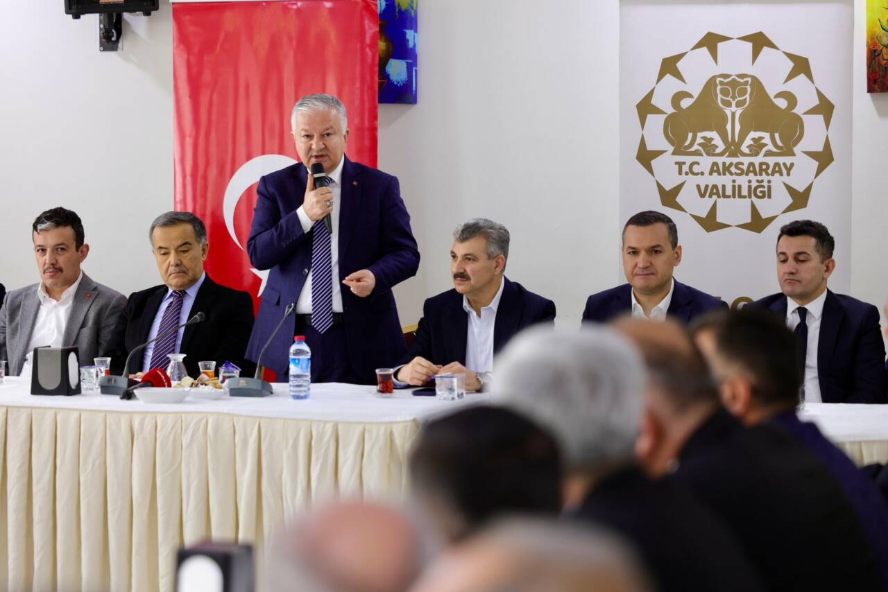 Aksaray Valiliği’nin Öğretmenevi’nde düzenlediği bayramlaşma programında protokol ve vatandaşlar bir
