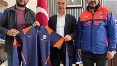 Eskil Belediyesi Futbol Okulu antrenörleri Tayfur Dinç ve Onur Mutlu,