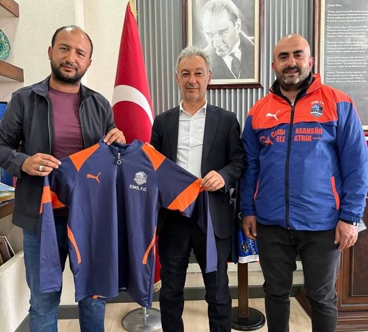 Eskil Belediyesi Futbol Okulu antrenörleri Tayfur Dinç ve Onur Mutlu,