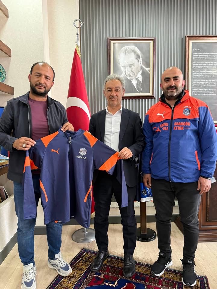 Eskil Belediyesi Futbol Okulu antrenörleri Tayfur Dinç ve Onur Mutlu,
