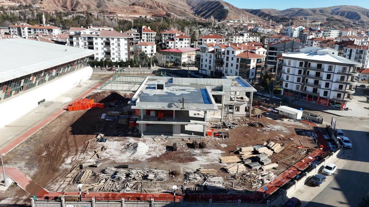 Aksaray Belediyesi tarafından Coğlaki Mahallesi’nde yapımı sürdürülen Gençlik Merkezi Projesi’nde