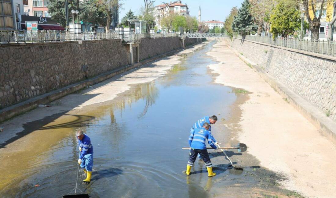 Aksaray Belediyesi, şehir merkezinden geçen Uluırmak’ta kapsamlı bir temizlik çalışması