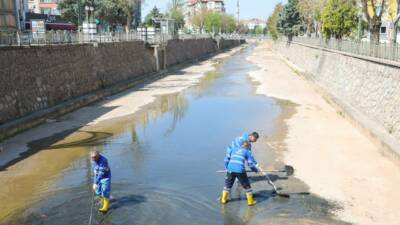 Aksaray Belediyesi, şehir merkezinden geçen Uluırmak’ta kapsamlı bir temizlik çalışması