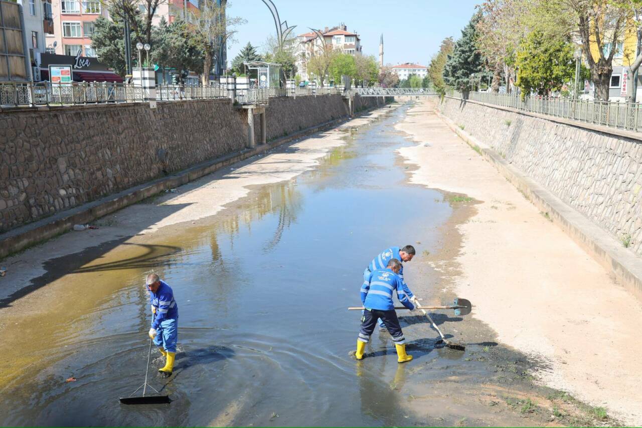 Aksaray Belediyesi, şehir merkezinden geçen Uluırmak’ta kapsamlı bir temizlik çalışması