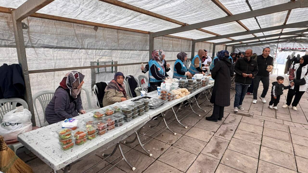 20-21 Nisan 2026’da Karamanoğlu Ulu Camii avlusunda açılan hayır çarşısında