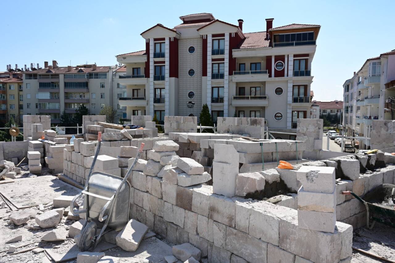 Aksaray Belediyesi, Çerdiğin Mahallesi’nde bulunan tarihi konağı ayağa kaldırmak için