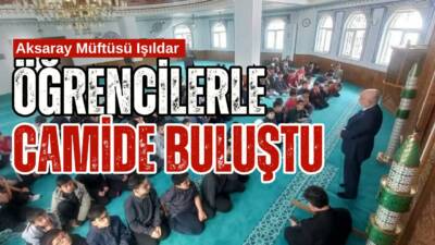 Aksaray’da düzenlenen Kariyer Günleri programında İl Müftüsü Veysel Işıldar, öğrencilerle
