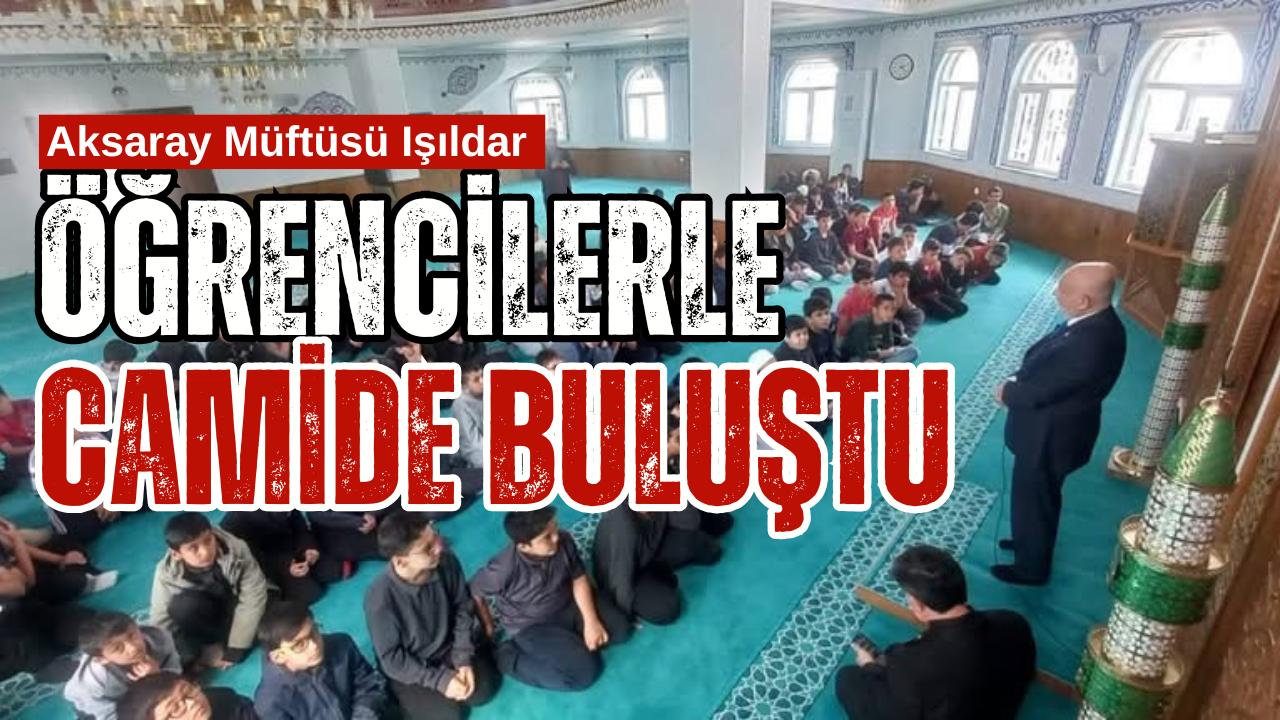 Aksaray’da düzenlenen Kariyer Günleri programında İl Müftüsü Veysel Işıldar, öğrencilerle