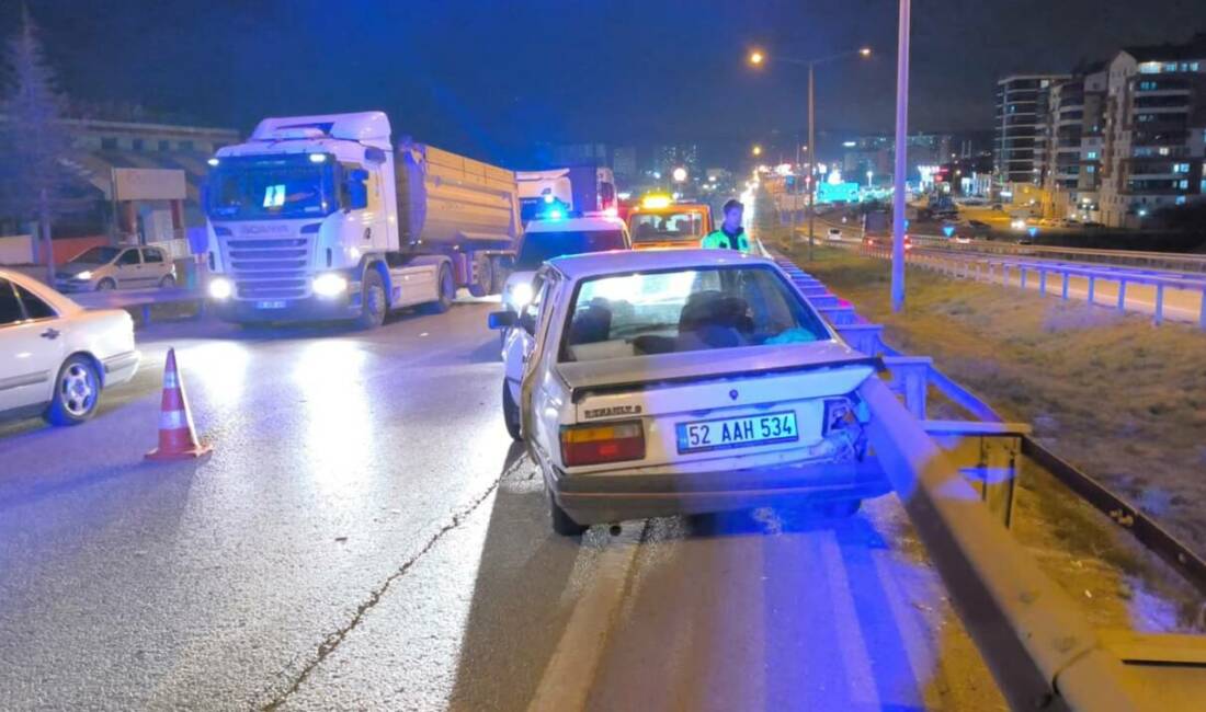 Kırıkkale'de tır ile otomobilin çarpışması sonucu yaralanan 3 kişi tedavi