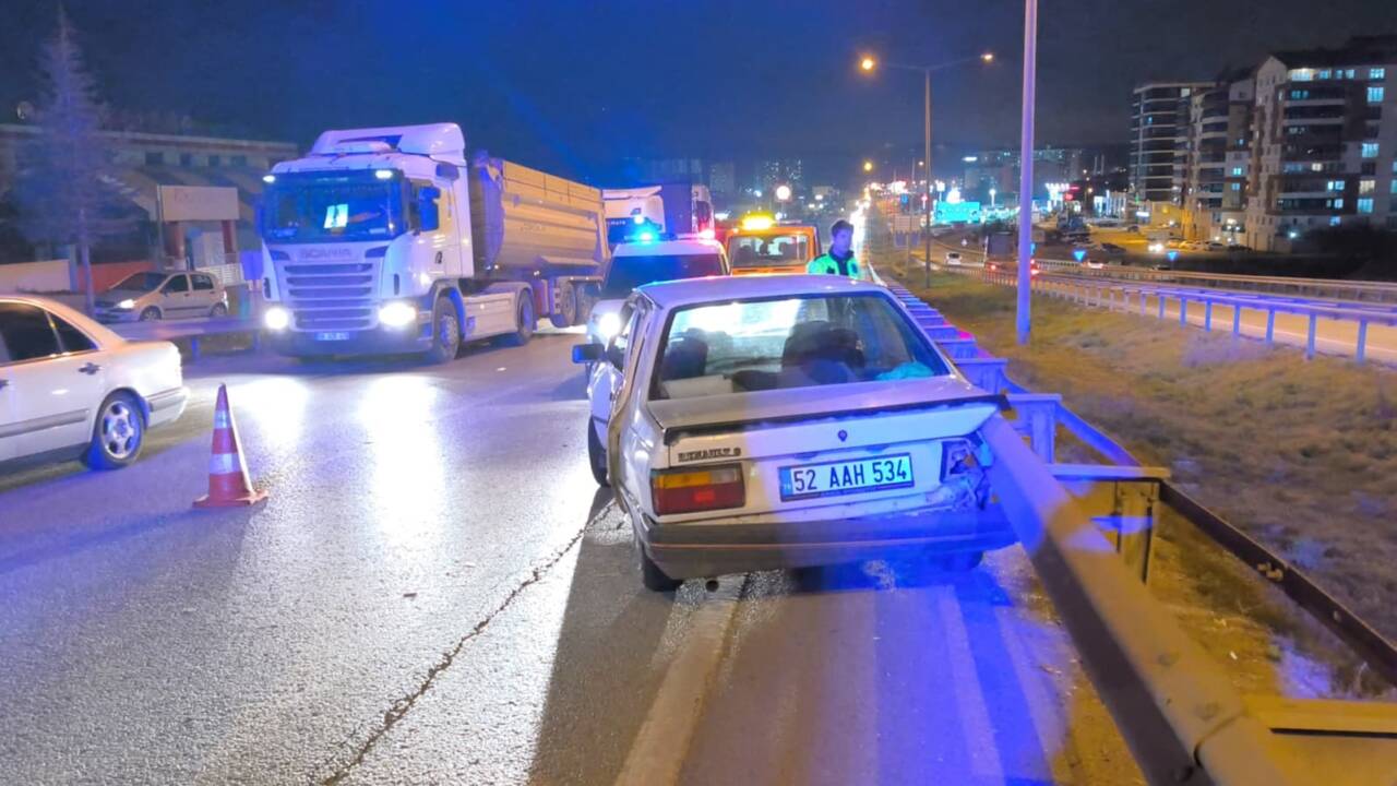 Kırıkkale'de tır ile otomobilin çarpışması sonucu yaralanan 3 kişi tedavi