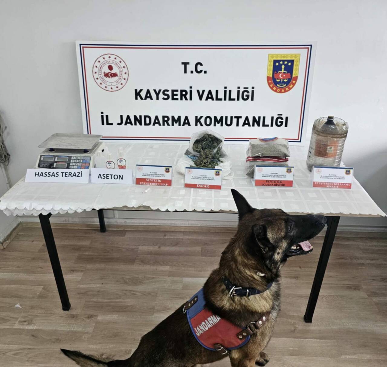 Kayseri'de jandarma ekiplerince düzenlenen uyuşturucu operasyonunda 2 zanlı gözaltına alındı.