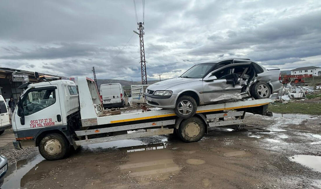 Sivas'ın Gemerek ilçesinde meydana gelen trafik kazasında yaralanan 2 kişi