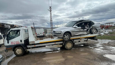 Sivas'ın Gemerek ilçesinde meydana gelen trafik kazasında yaralanan 2 kişi