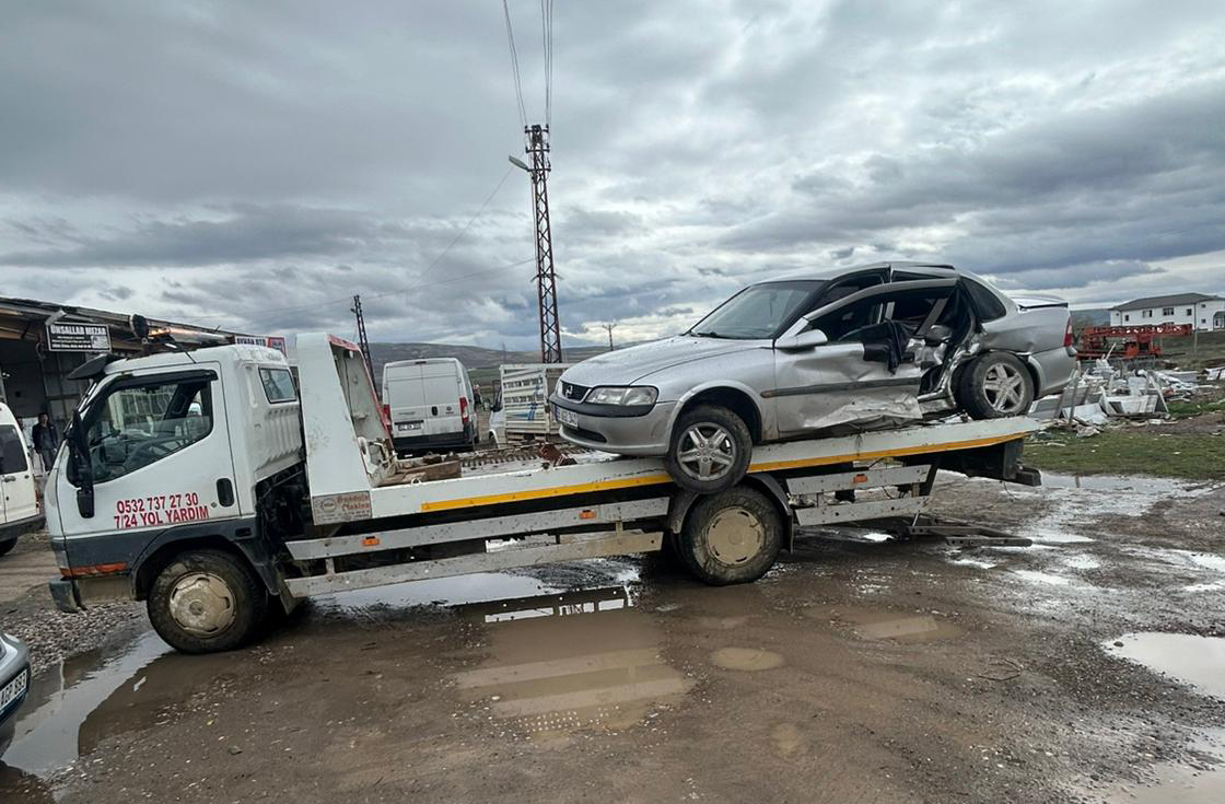Sivas'ın Gemerek ilçesinde meydana gelen trafik kazasında yaralanan 2 kişi
