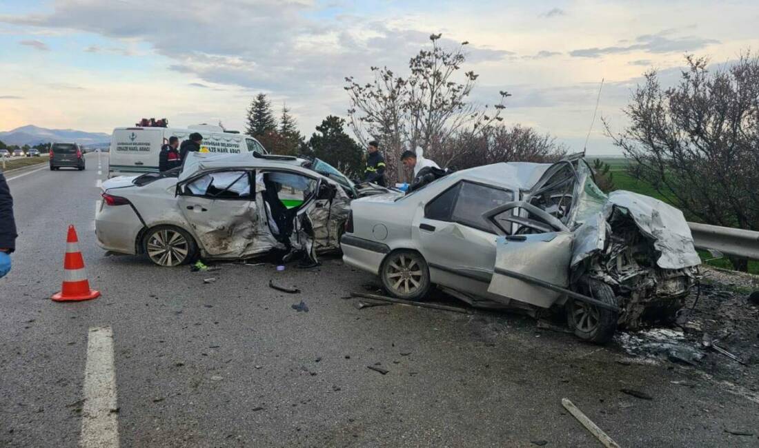Eskişehir'in Sivrihisar ilçesinde, iki otomobilin çarpışması sonucu 4 kişi öldü,