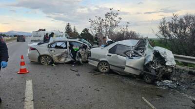 Eskişehir'in Sivrihisar ilçesinde, iki otomobilin çarpışması sonucu 4 kişi öldü,