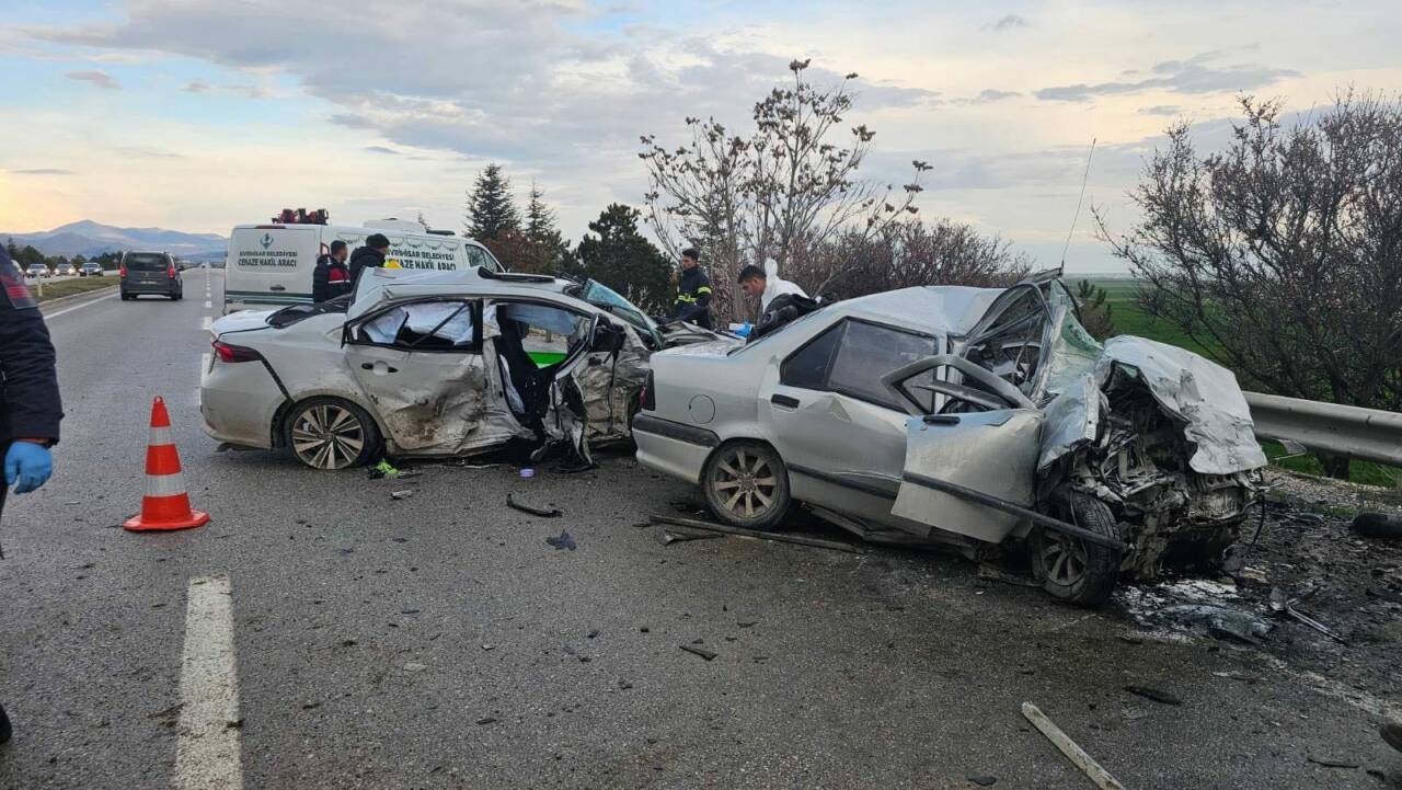 Eskişehir'in Sivrihisar ilçesinde, iki otomobilin çarpışması sonucu 4 kişi öldü,