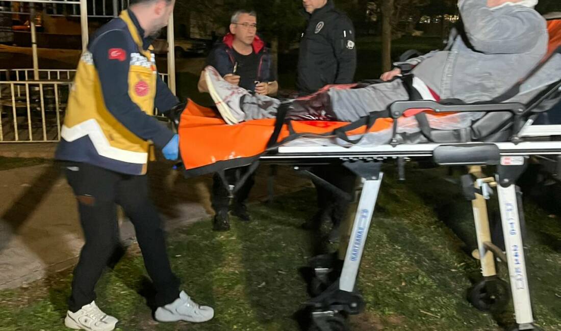 Nevşehir'de bir parkta çıkan bıçaklı kavgada 3 kişi yaralandı.