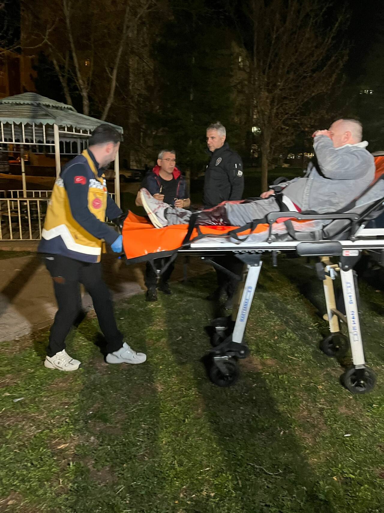 Nevşehir'de bir parkta çıkan bıçaklı kavgada 3 kişi yaralandı.