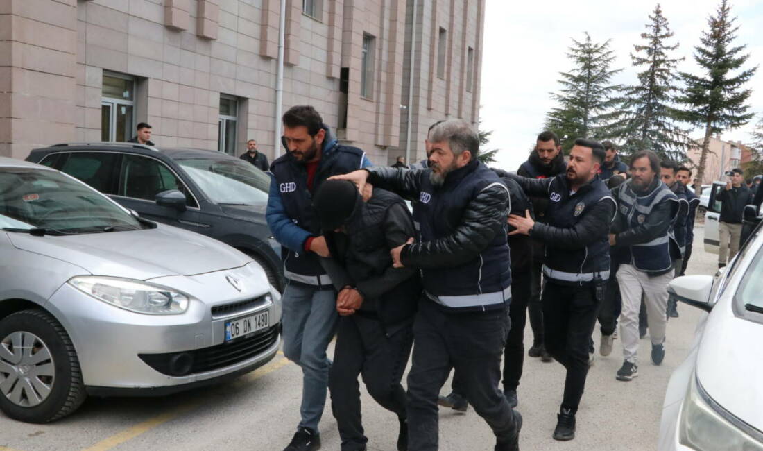 Yozgat'ta yolcusu bulunmayan otobüsün bagajında 53 düzensiz göçmen yakalandı, göçmen