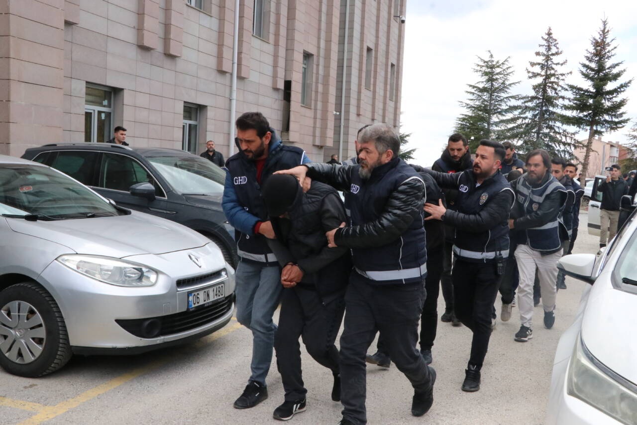 Yozgat'ta yolcusu bulunmayan otobüsün bagajında 53 düzensiz göçmen yakalandı, göçmen