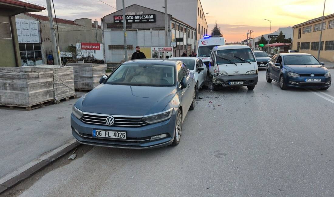 Eskişehir'in Tepebaşı ilçesinde toplamda 4 aracın hasar gördüğü trafik kazasında