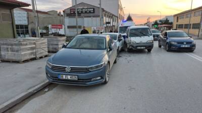 Eskişehir'in Tepebaşı ilçesinde toplamda 4 aracın hasar gördüğü trafik kazasında