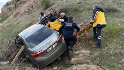 Sivas'ın Suşehri ilçesinde şarampole devrilen otomobildeki 3 kişi yaralandı.