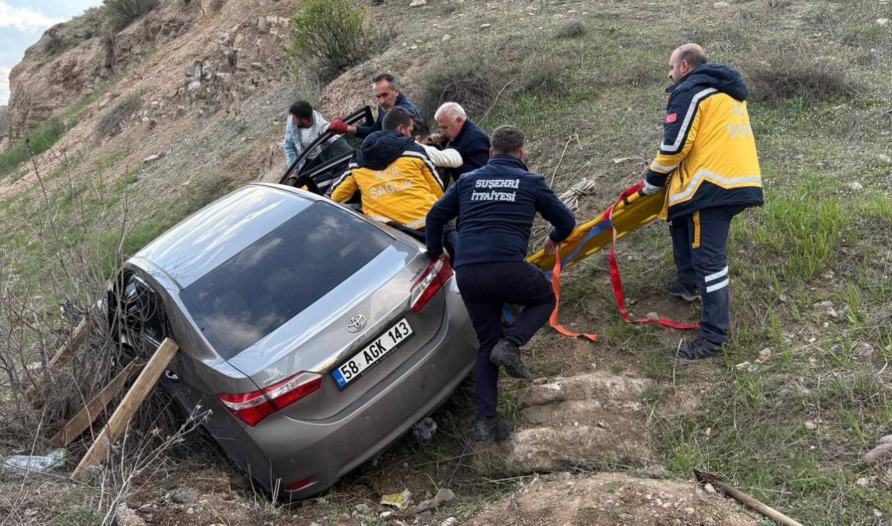 Sivas'ın Suşehri ilçesinde şarampole devrilen otomobildeki 3 kişi yaralandı.