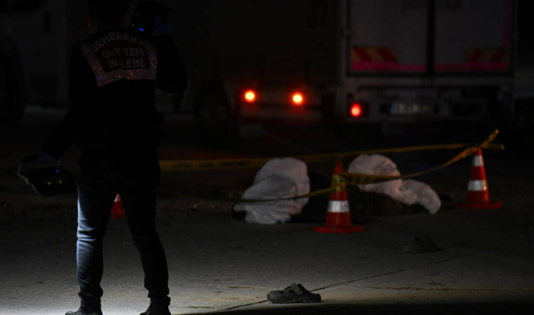 Ankara'nın Mamak ilçesinde kontrolden çıkarak takla atan otomobilin çarptığı tır