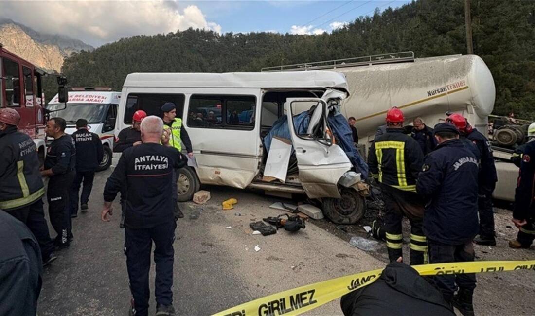 Burdur'un Bucak ilçesinde minibüs ile beton mikserinin çarpışması sonucu ilk