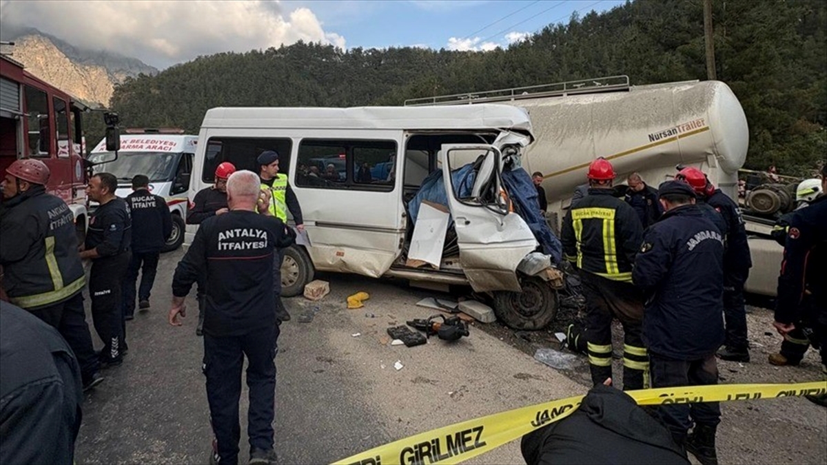 Burdur'un Bucak ilçesinde minibüs ile beton mikserinin çarpışması sonucu ilk