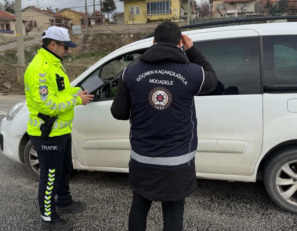 Kırşehir'de yapılan denetimlerde, yasa dışı yollardan yurda girdikleri belirlenen 15