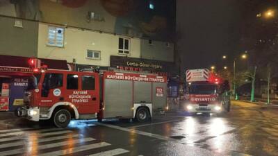 Kayseri'nin Melikgazi ilçesinde bir otelde çıkan yangın hasara neden oldu.